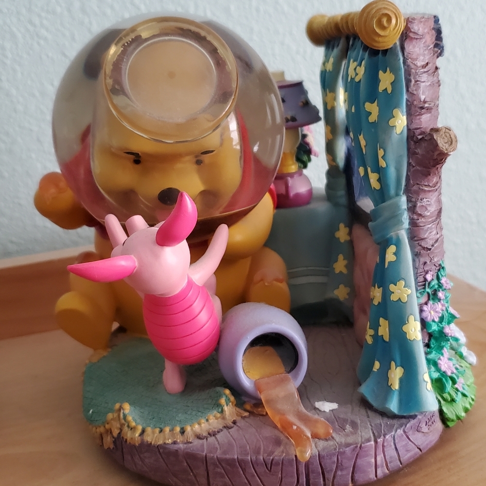 Winnie the Pooh Snowglobe